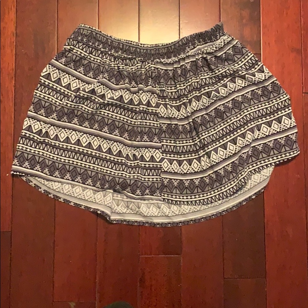 Wet seal geometric print skirt (size S)